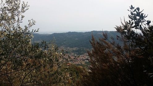 panorama sul sentiero verso la roccia dei Liguri Apuani
