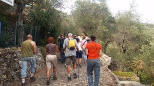 sentiero verso la roccia dei pennati dei Liguri Apuani